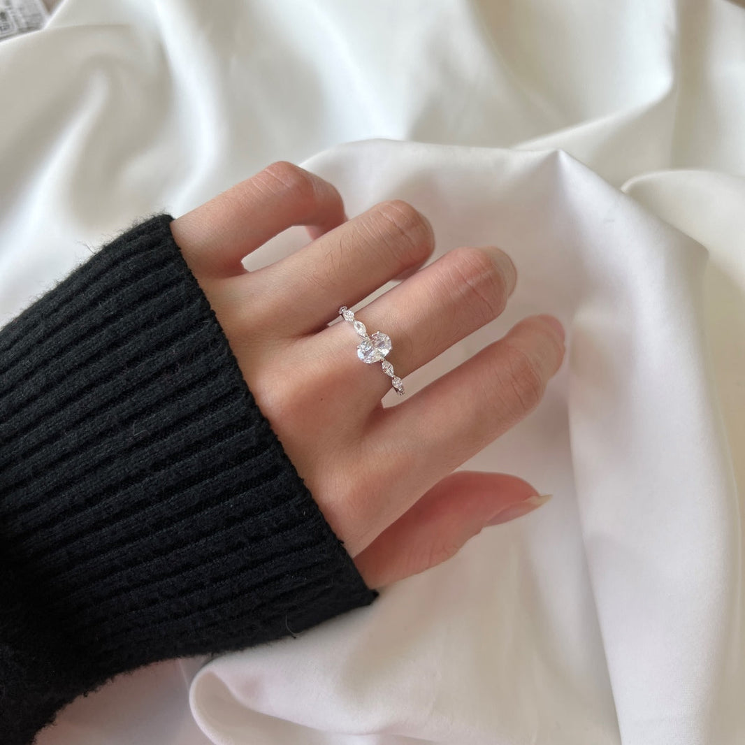 [Luxora] 0,75 Karat Luxuriöser, lebendiger, länglicher Kissenschliff-Ring für den täglichen Gebrauch