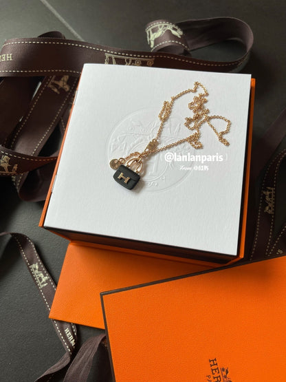 [Luxora]CONSTANCE BLACK PEDANT PINK GOLD NECKLACE